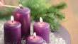 4. Advent mit zwei brennende lila Adventskerzen mit Tanzenzweig