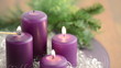 3. Advent mit zwei brennende lila Adventskerzen mit Tanzenzweig