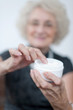 Seniorin mit Handcreme