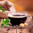 Kaffeetasse aus Glas mit frischen Kaffee