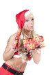 sexy frau als weihnachtsfrau mit high heels und geschenk