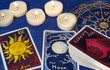 Tarotkarten und Kerzen