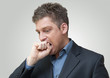 Homme stressé se mordant le poing