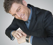 Portrait d'un homme montrant sa montre