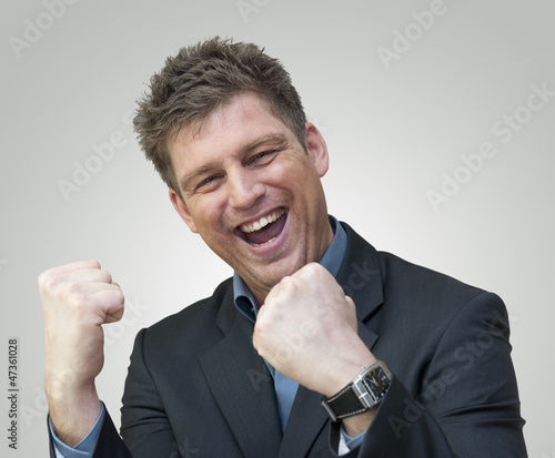 Photo: Homme avec une attitude gagnante Homme avec une attitude gagnante