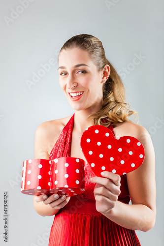 Photo: Frau öffnet Geschenk zum Valentinstag Frau öffnet Geschenk zum Valentinstag