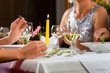 Leute essen in Restaurant oder Hotel  