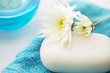 Seife mit Handtuch und Blume