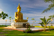 Foto: Statue of golden Buddha at the sea in Thailand Statue of golden Buddha at the sea in Thailand