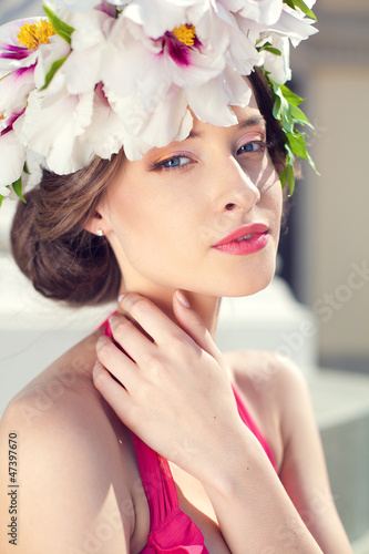 Photo: portrait of fashion woman with flowers on head, spring portrait of fashion woman with flowers on head, spring