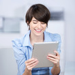 junge frau liest am tablet