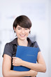 junge frau mit bewerbungsmappe