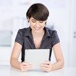 frau liest am tablet pc