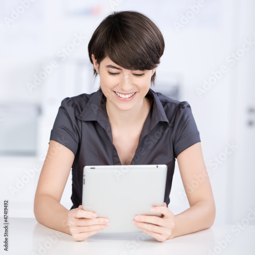 Photo: frau liest am tablet pc frau liest am tablet pc