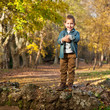 Automne : enfant jouant dehors #2