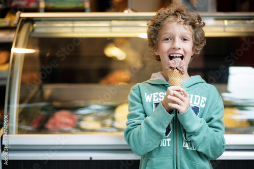 Photo: Kleiner Junge in der Eisdiele Kleiner Junge in der Eisdiele