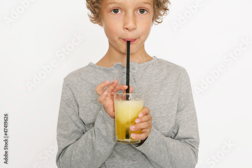 Photo: Junge trinkt Limonade Junge trinkt Limonade