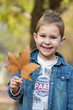 Jeune garçon & feuille d'automne