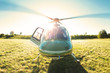 Startklarer Hubschrauber im Gegenlicht
