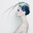 Foto: Surreal lady with lobster on her head Surreal lady with lobster on her head