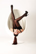 Frau elegant im Sessel