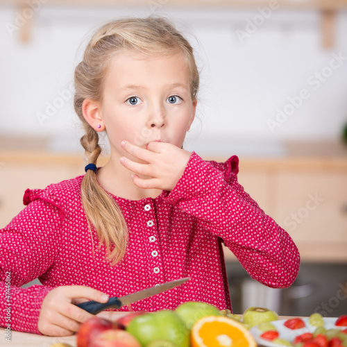 Photo: schulkind schneidet obstsalat schulkind schneidet obstsalat
