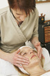 FEMME SOIN DU VISAGE - MASSAGE A LA CREME HYDRATANTE