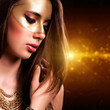 wunderschöne brünette Frau mit Goldmaske