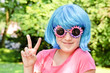 Mädchen mit Perücke und Sonnenbrille