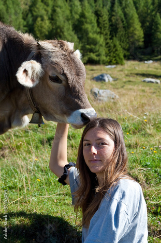 Photo: Giovane ragazza gioca con vitellino Giovane ragazza gioca con vitellino