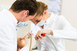 Patientin bei Zahnarzt - Behandlung mit Bohren