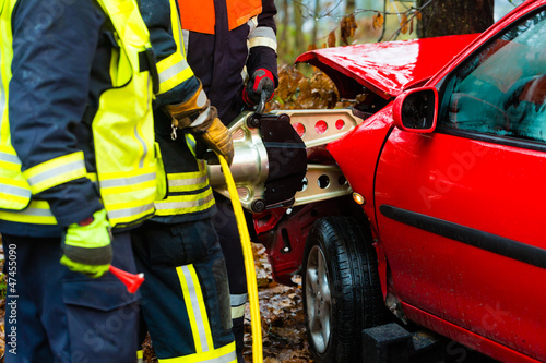 Photo: Unfall - Feuerwehr rettet Unfallopfer aus Auto Unfall - Feuerwehr rettet Unfallopfer aus Auto