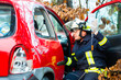 Unfall - Feuerwehr rettet Unfallopfer aus Auto