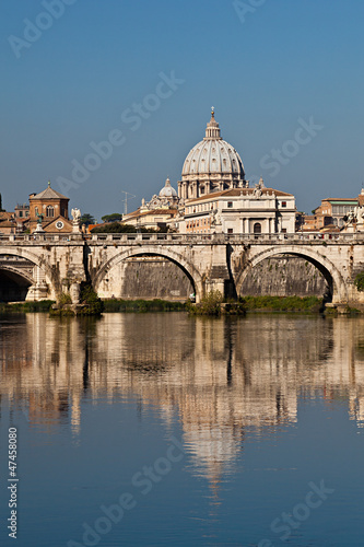Photo: Roma, la Basilica di San Pietro riflessa nel fiume Tevere Roma, la Basilica di San Pietro riflessa nel fiume Tevere