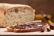 PANE CON NUTELLA SU TAVOLO DI LEGNO
