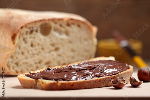 Photo: PANE CON NUTELLA SU TAVOLO DI LEGNO PANE CON NUTELLA SU TAVOLO DI LEGNO