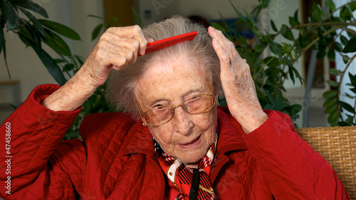 Photo: Seniorin beim kämmen Seniorin beim kämmen