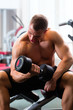 Training mit Hanteln im Fitnessstudio