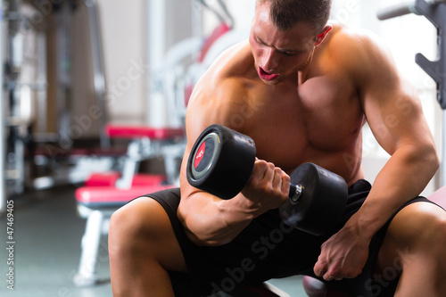 Photo: Training mit Hanteln im Fitnessstudio Training mit Hanteln im Fitnessstudio