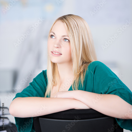 Photo: blonde frau im büro blonde frau im büro