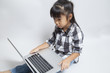 写真: ノートパソコンで学ぶ女の子点 ノートパソコンで学ぶ女の子