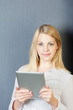junge frau mit tablet computer