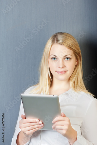 Photo: junge frau mit tablet computer junge frau mit tablet computer
