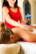 Frau genießt Massage im Wellness Spa 