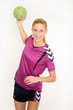 Sportliche Frau mit Handball