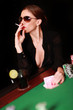 Frau beim Pokerturnier
