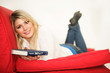 Frau mit Buch auf dem Sofa