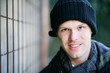 Mann am Gitter