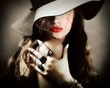 Foto: Sexy young pretty woman with red lips, vintage jewelry kiss Sexy young pretty woman with red lips, vintage jewelry kiss