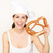 Bäckermeisterin mit Brezel